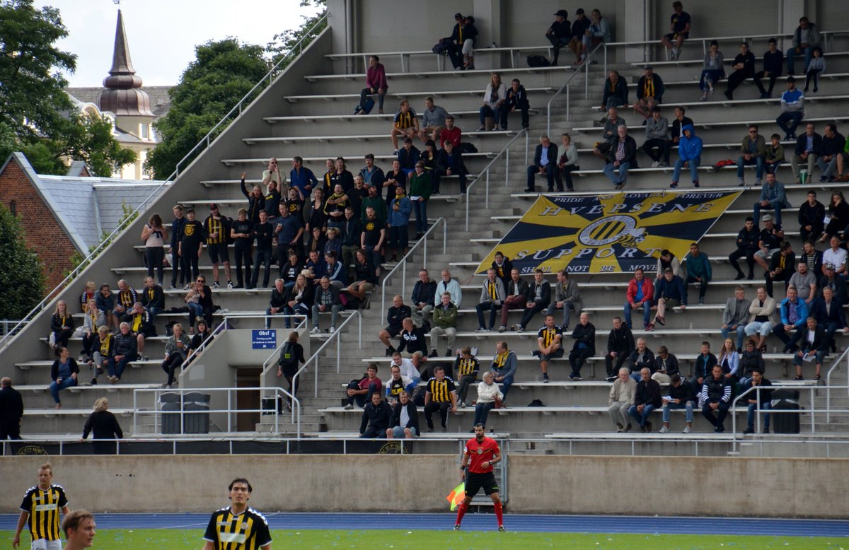Hvepsene1919's tweet photo. Glem Superligaen og 1. division!!! Nu er vi gået ind i august, og det betyder starten på 2. division. Hele hvepse-nationen har ventet spændt lige siden sidste divisionskamp den 16. juni, og vi er klar til at indtage Østerbro Stadion på lørdag kl. 15 #Hvepsesværm #SesVi #2Div https://t.co/kwNleTeytU