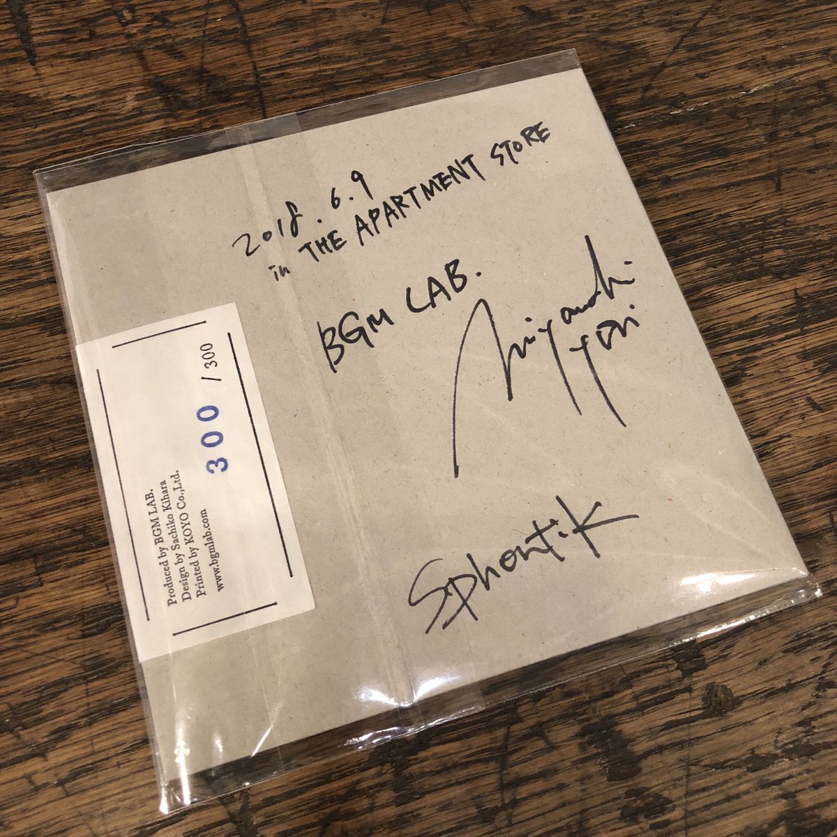BGM LAB.
miyauchi yuri (宮内優里) &amp; sphontik
300枚限定「 PDL001 」
ついに最後の１枚となりました。
最後に取っておいたこの一枚は
記念サイン入り。６月９日は入荷日。
THE APARTMENT STORE