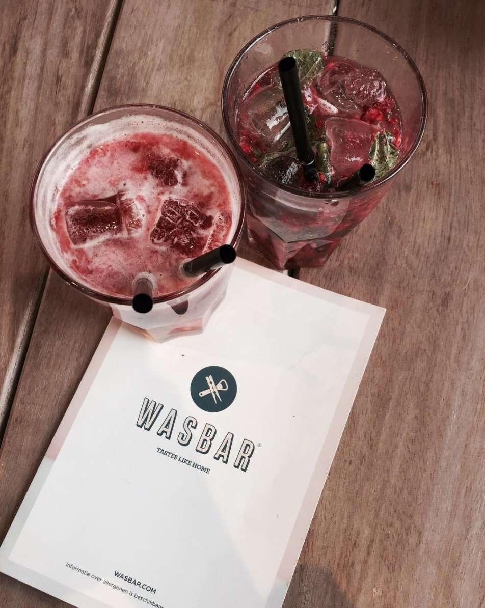 Gezond en verfrissend: onze appel-aardbei limonades! Kom er nog maar eentje op onze kosten drinken, @laura.claes!