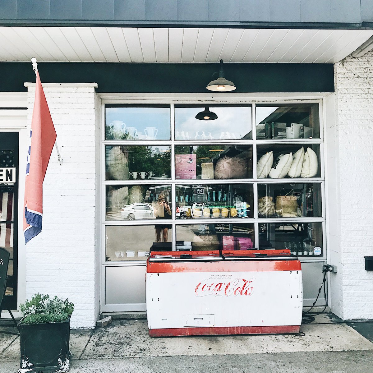 popcircumstance's tweet photo. The southern hospitality of #Nashville was a nice change of pace! Here are some of our favorite stops during the trip: https://t.co/M2Gln5bWMd https://t.co/ePgJKwbyZU