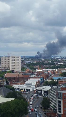 bbcwm's tweet photo. 'Severe' fire at car garage in Smethwick https://t.co/qQT2d3BV8u
(Photos Nigel Carter &amp; Nick Spencer) https://t.co/dTKgOqKtn6