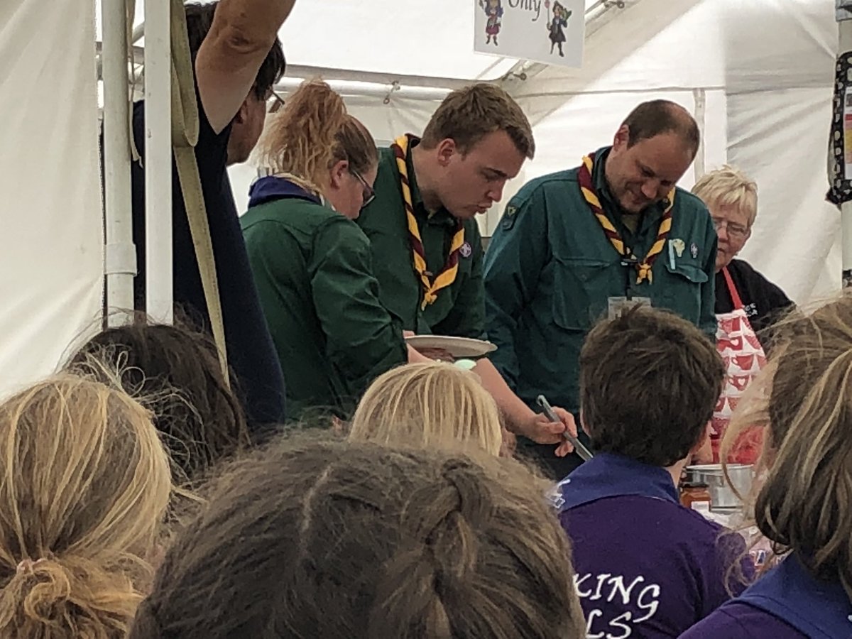HaslingtonGuid1's tweet photo. Making friends #guiding #scouting #chamboree #mealswop https://t.co/cbWuc5dPer