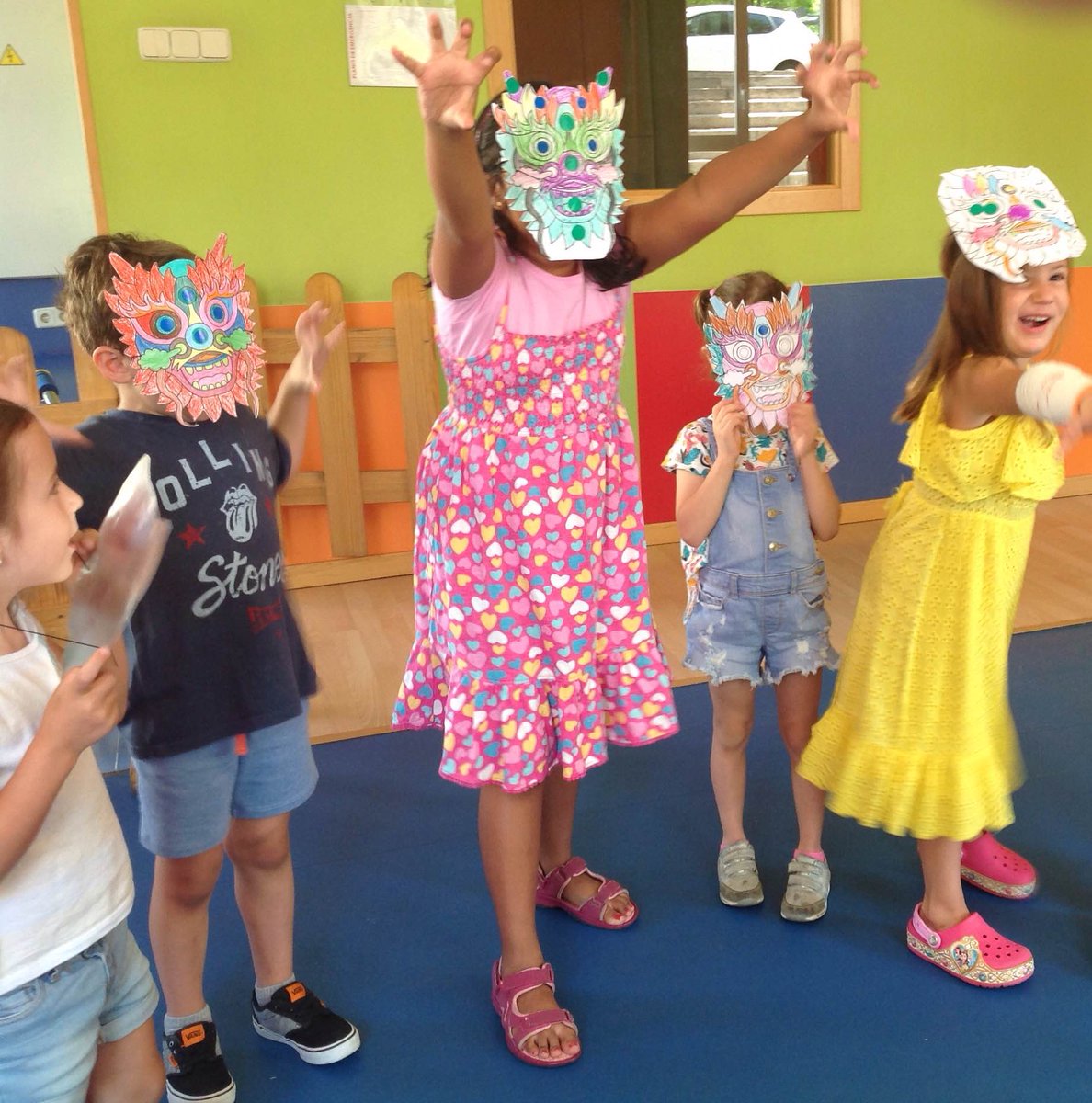 ElmundodeMozart's tweet photo. ¡Durante los días de #campamentodeverano nuestros peques han profundizado en la cultura asiática realizando un taller de máscaras chinas, pai pai y una representación de teatro de máscaras 🎭!
Están hechos unos artistas 😍
#SummersCamp #EscuelaInfantilBilingüe #Madrid https://t.co/xp5P7Oxl5H