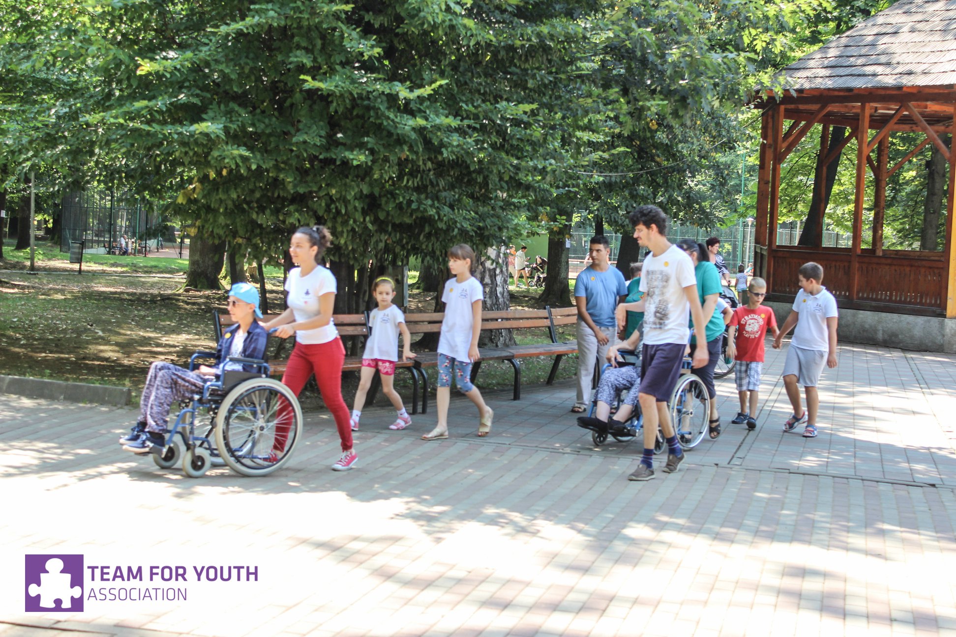Team for Youth on Twitter: "Asociatia Esperando ne-a invitat joia trecută la o activitate menita sa aduca bucurie! Împreună am organizat în Parcul Mare jocuri interactive, amuzante, menite să stimuleze creativatea și