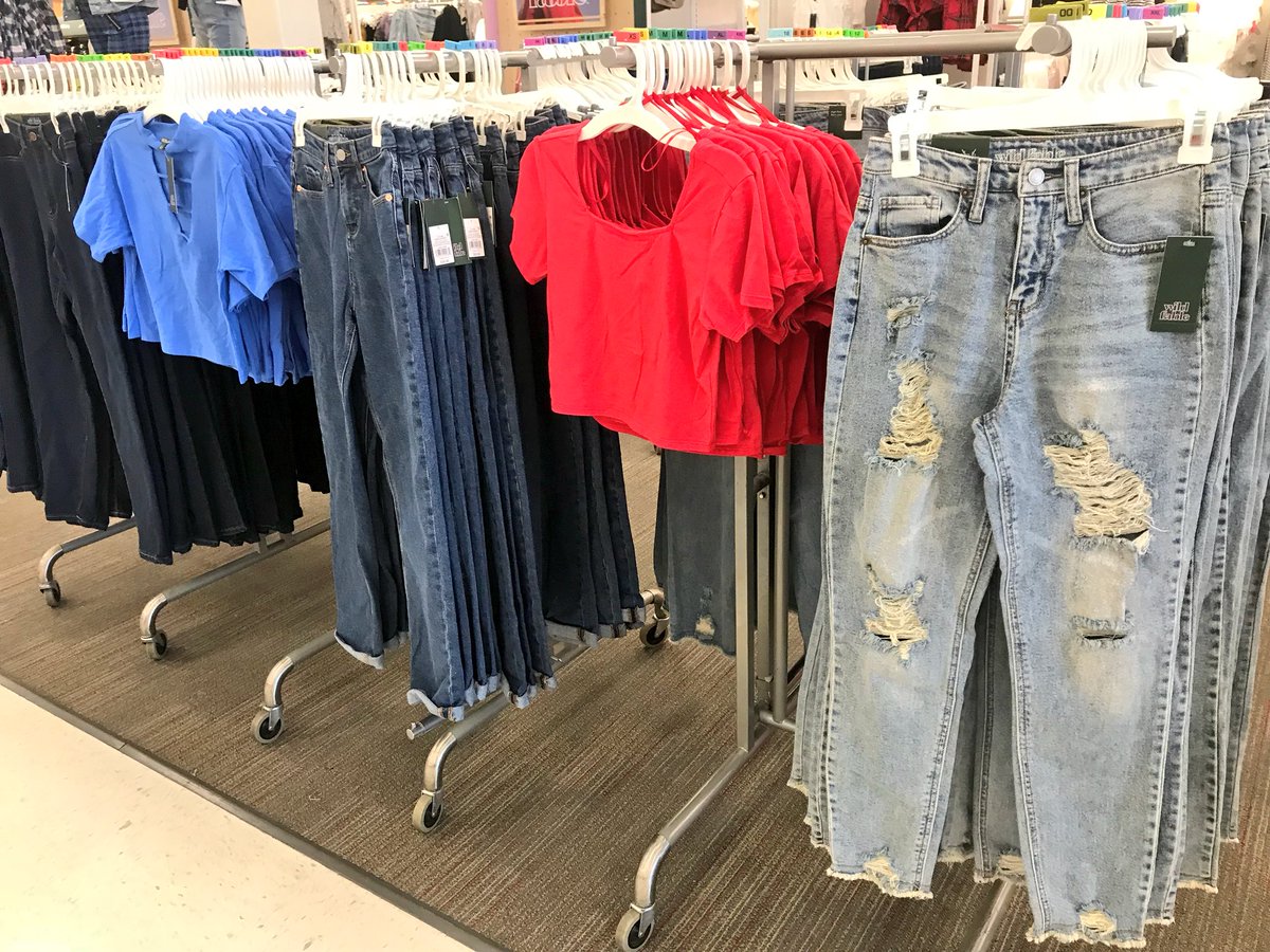 StefTargetVM's tweet image. A few pics from my #wildfable set. I love the mom jeans, bright colors, and ripped denim. Styles mainly consist of #highwaists and #croptops.
