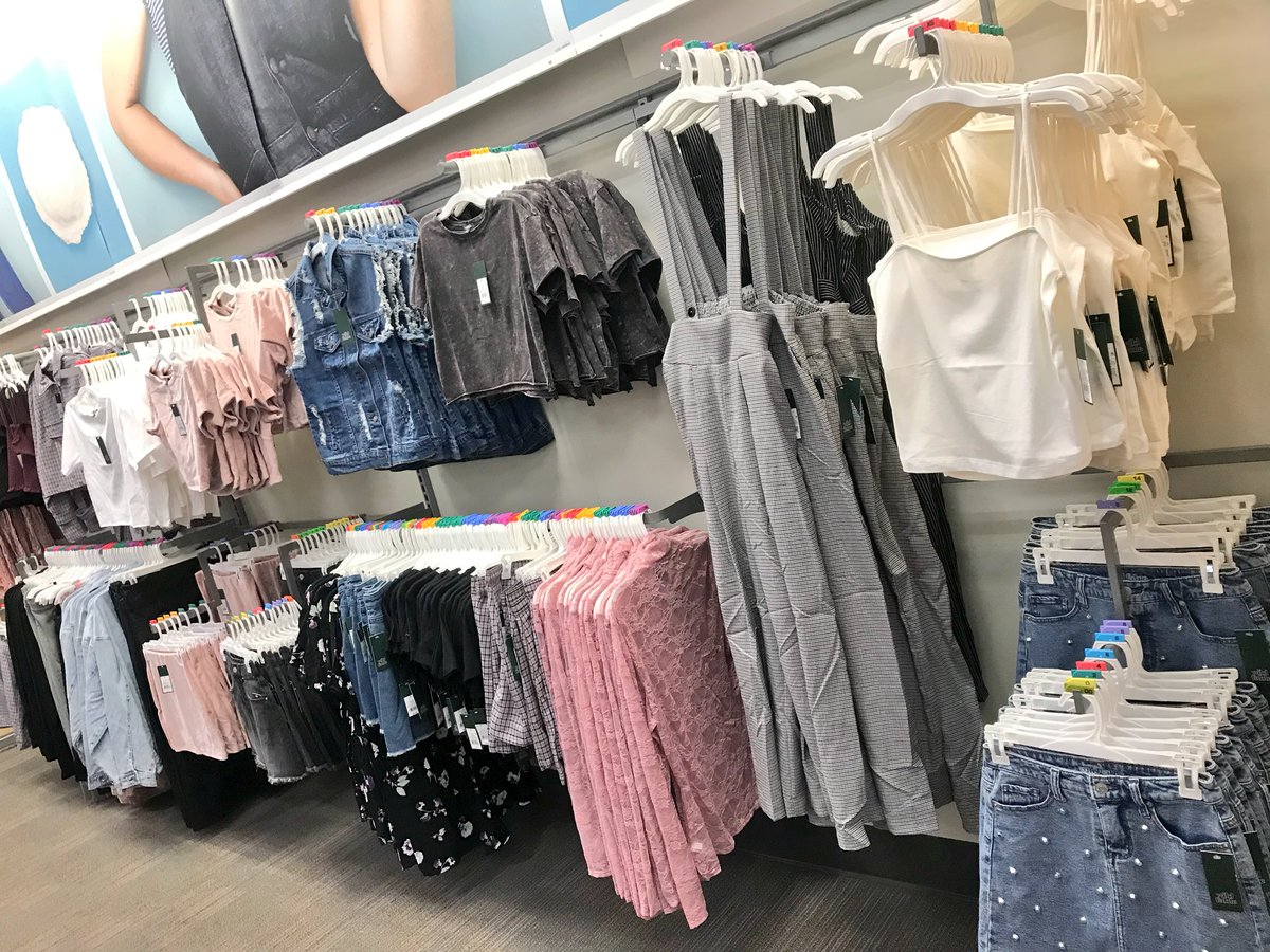 StefTargetVM's tweet image. A few pics from my #wildfable set. I love the mom jeans, bright colors, and ripped denim. Styles mainly consist of #highwaists and #croptops.