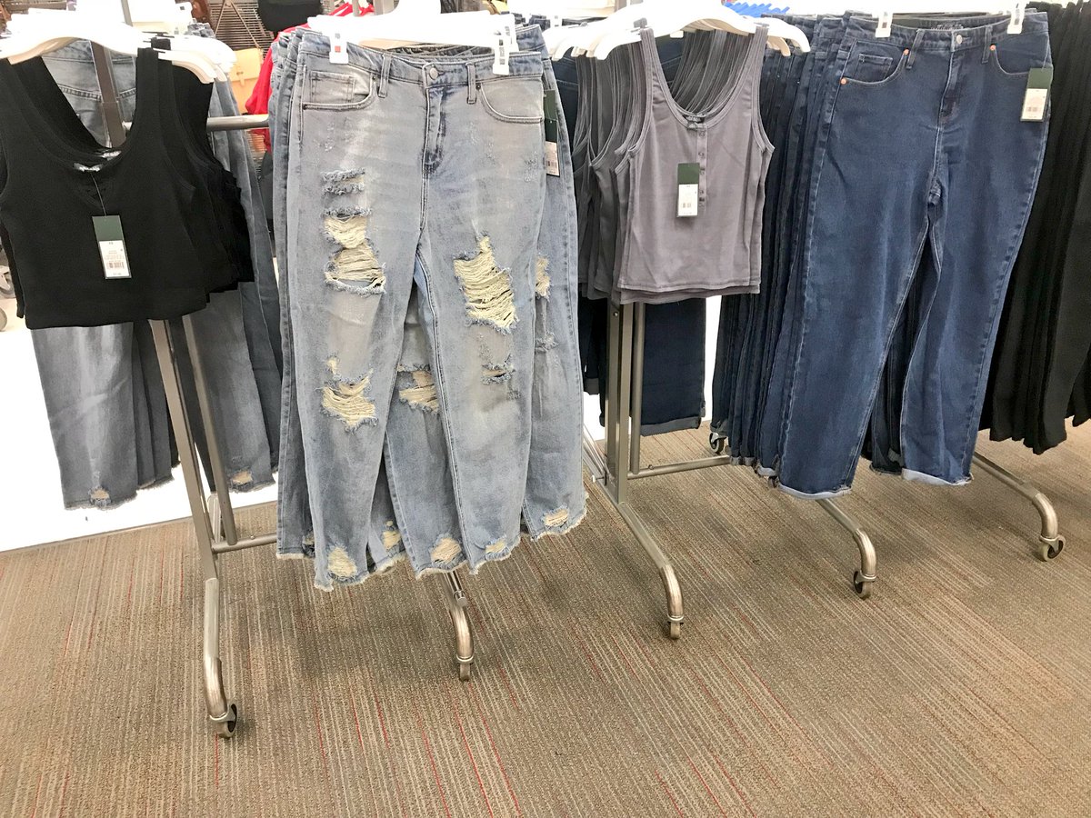 StefTargetVM's tweet image. A few pics from my #wildfable set. I love the mom jeans, bright colors, and ripped denim. Styles mainly consist of #highwaists and #croptops.