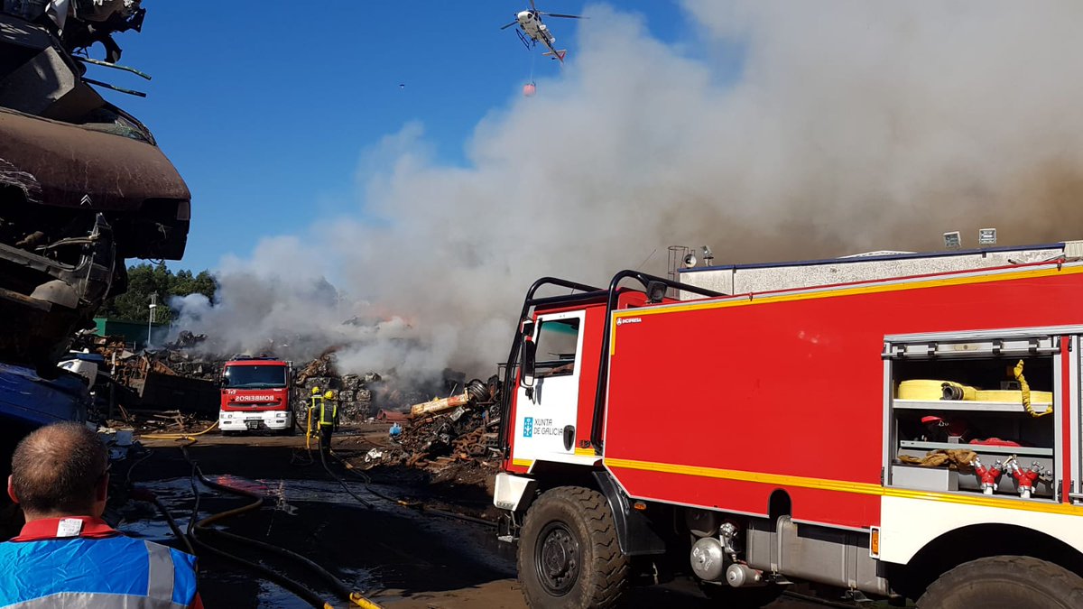 112Galicia's tweet photo. O Grupo de Apoio Loxístico #GALI diríxese con material para o #IncendioAlumisel, cunha nodriza, un semirremolque de iluminación e un vehículo de coordinación cun dron para avaliar os danos. Cos datos que se dispón, non existe ningún risco para a poboación. https://t.co/jTHrfocUFp