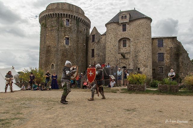 Jett1oeil's tweet photo. Combat Médiéval...
.
#combatmedieval #medievalcombat #chevalier #chateausaintmesmin #medieval #tardvenus #saintandresursevre #deuxsevres
.
#igersdeuxsevres #igersvendee #igersfrance #france4dreams #nouvelleaquitaine #france_focus_on #so_photo #sudouest_… https://t.co/IgHWYQYCLw https://t.co/5erUUwqBVR