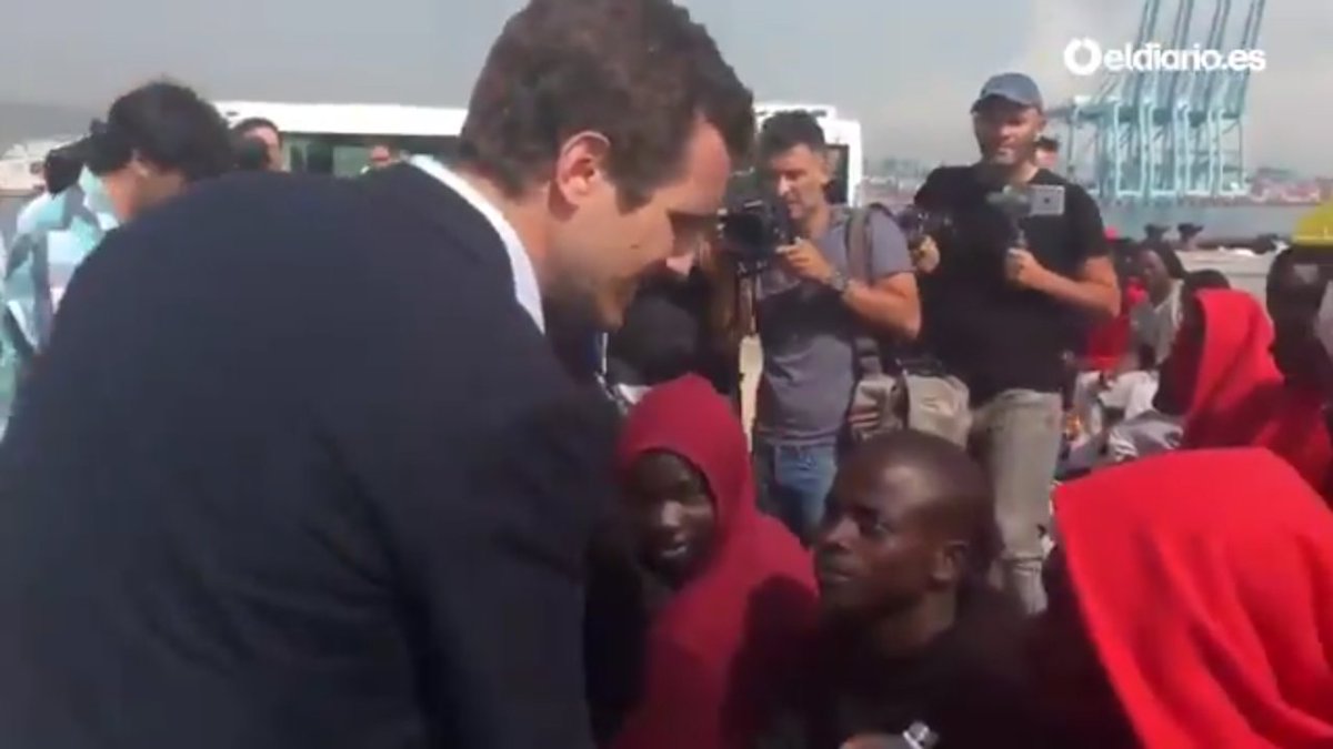 En esta fotografía sólo hay una persona que ha falsificado sus papeles.