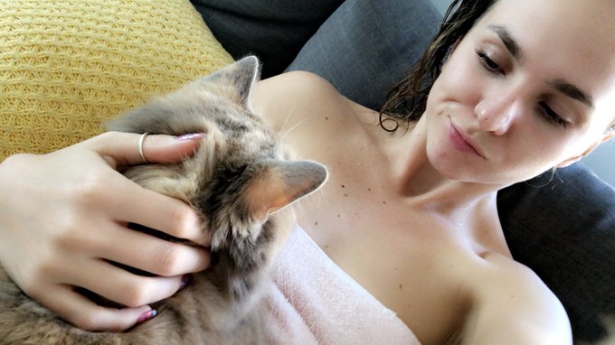 I need to leave for the airport in two hours and Peach decided she needs another cuddle 🙃 https://t.