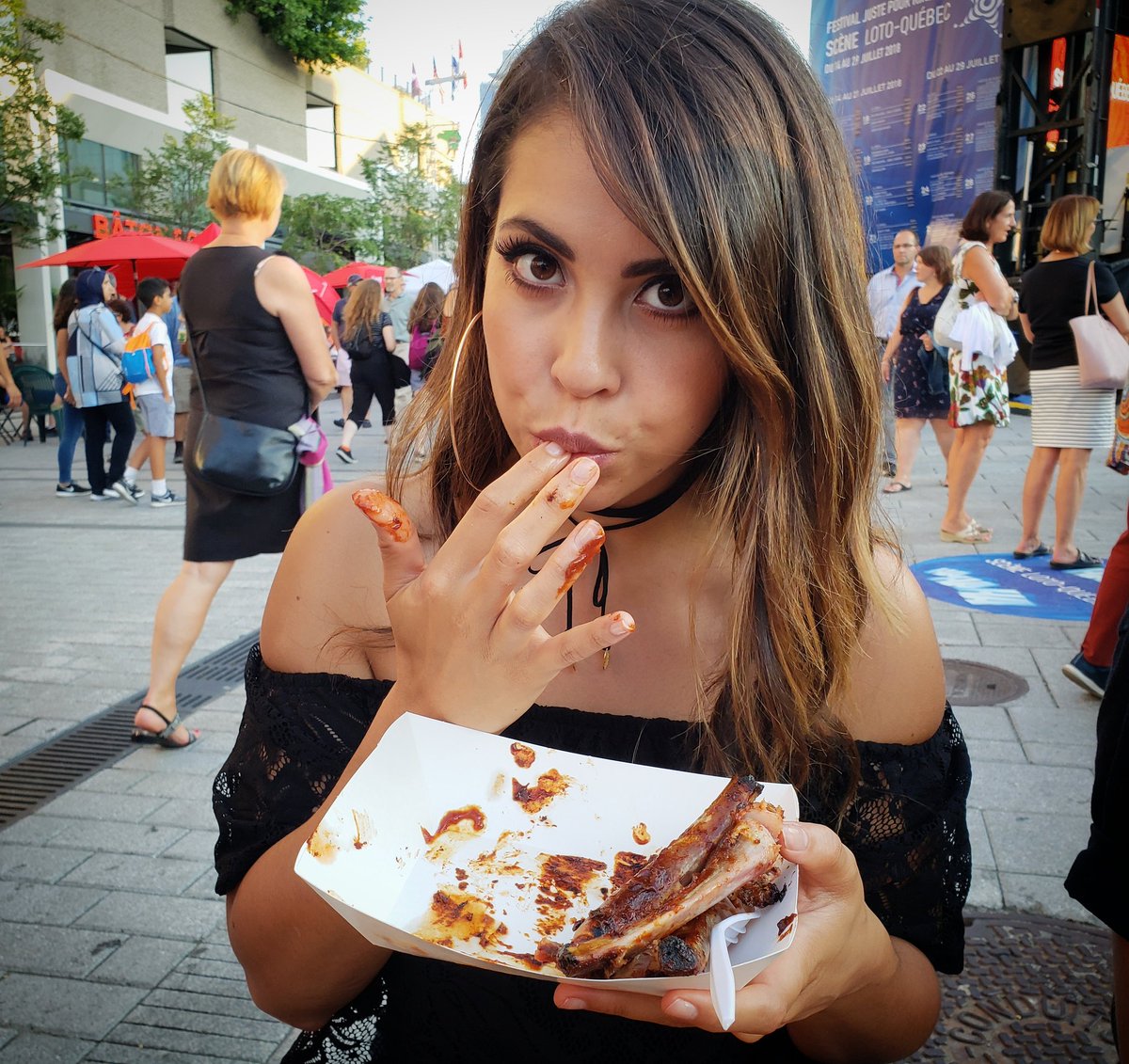 HorrorGuerrero's tweet photo. Goodbye Montreal you were finger linkin' good! But... I am back on the diet๐
#justforlaughs #bbq #poutine #food #babe #fingerlikinggood #bbqribs #guapa https://t.co/WVUnQVTwek