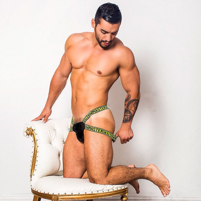 — Guess what day is this ? — 🤔
—— HAPPY HUMP DAY —— 🍑
..
..

#aradwinwin #Persian #muscle #smooth #tattoo