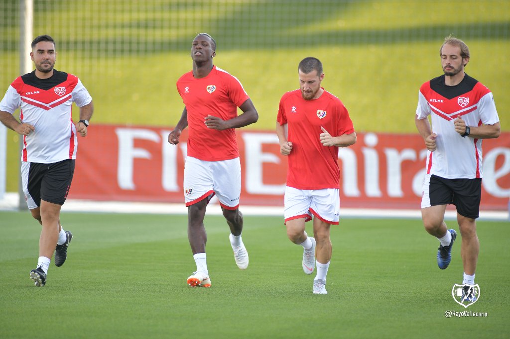 RayoVallecano's tweet photo. 📷⚪🔴⚪Ya en Valdebebas. Tito y @luisadvincula17 realizan trabajo alternativo a la llegada del equipo. https://t.co/FM4durAXxz