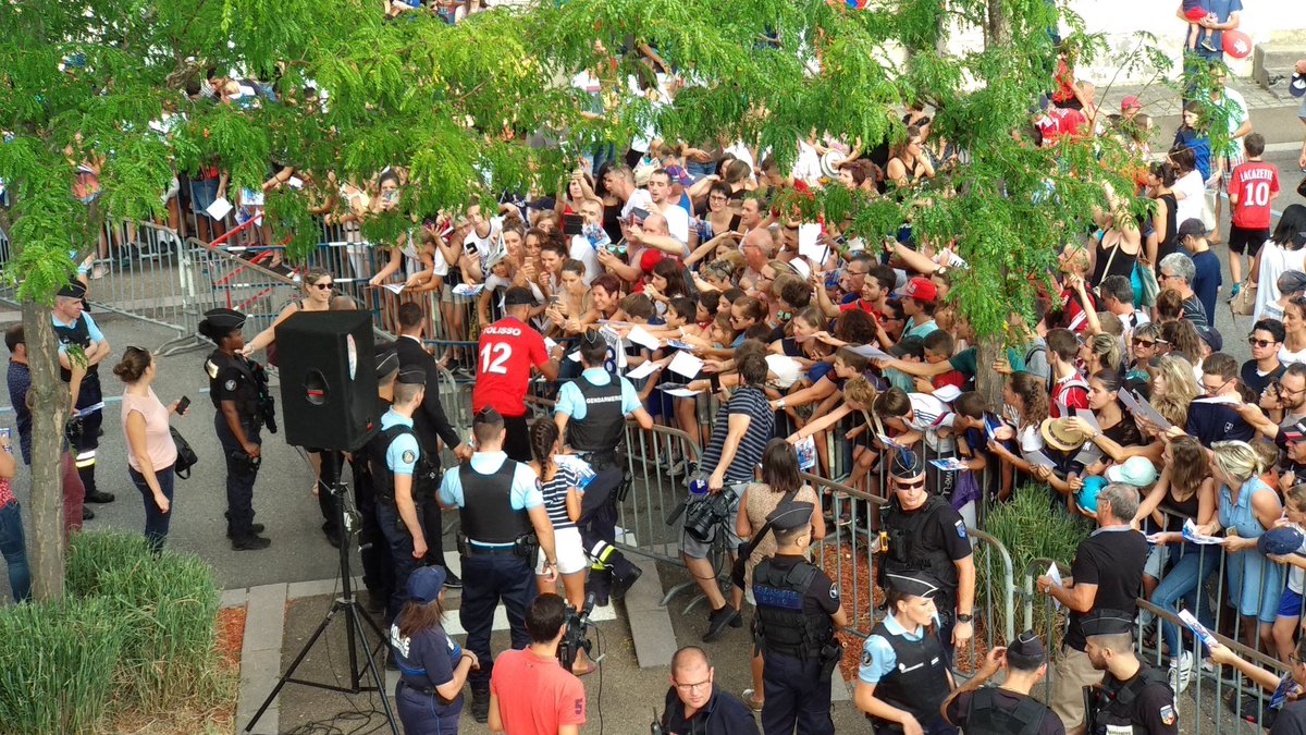 3000 personnes devant l'hôtel de ville d'Amplepuis pour acclamer @CorentinTolisso qui ne refuse aucun autographe ou selfie avec ses fans @RMCinfo @BFMSportTV