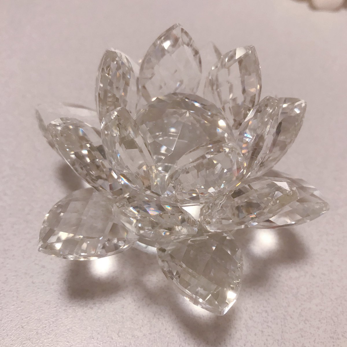 ほびィ 買えました 幻の銀水晶ペーパーウェイト 美しすぎて涙が出ました ずっと銀水晶モチーフのものが欲しいと思ってたけど これがベストです どこに置いても美しい 大切にしよう セーラームーンストア 銀水晶