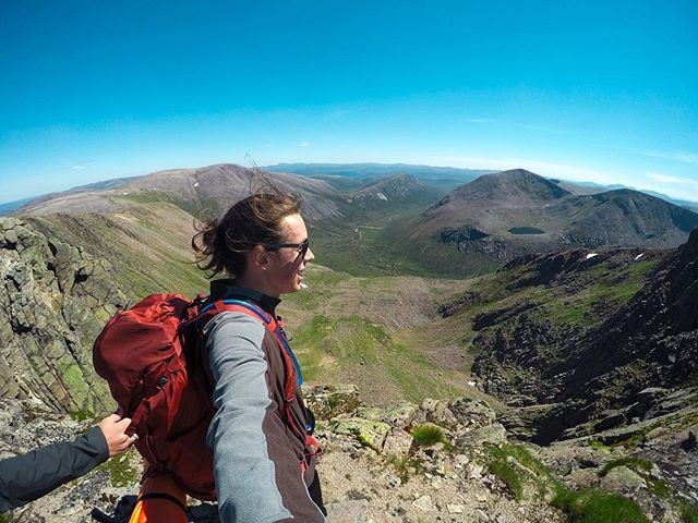 Props to my hiking buddy for grabbing my pack and keeping me from falling to my death 💀🙏🏻 #viewfromthetop #hikingadventures .
.
.
.
.
.
#gopro #goprouk #osprey #ospreypack #hikinggoals #hikingbuddy #hikers #backpackers .
#scotland #visitscotland #lov… ift.tt/2OB5dNt