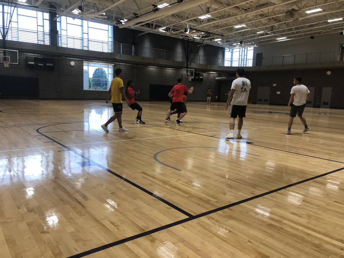 DM_UrFuturePrez's tweet image. Some area family dinner time and then @UNCGRecWell b-ball with the staffers #TrainingTrain 🚂 #UNCGHRL #WelcomeBack #RATraining #WhatTimeIsIt #TrainingTime #HeyEverybody #HeyWhat #BuildingOurLegoCy @uncg @uncgspartans @uncg_sa