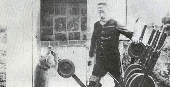 MamasUncutQA's tweet photo. Jack was a baboon purchased by a railway signalman who lost his legs in an accident. The Baboon began to operate the railway, and was eventually given a job and salary. In 9 years of employment, he never made a mistake. https://t.co/ZqXWHEBpmk
