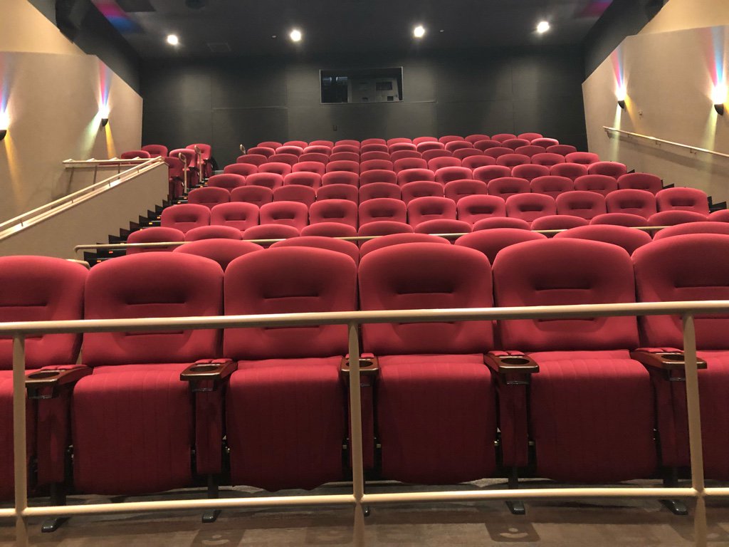 えっち 今日の席 シネマイクスピアリ シアター1 C 8 左右中央は7 8 左若番 見上げ 正対はg列辺りかな サラウンドスピーカーは左右天井側に3後方無し Klipsch Sony Digital Cinema 4kトレイラーが流れる4k対応スクリーン Flat ムラなし明るめ映写 前方