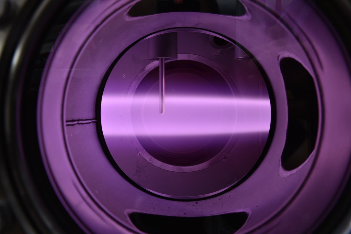 Beautiful #plasma! Pics from #EUROfusionDevicesPhotoProject, presenting PSI-2! linear #fusion device at <a href="/fz_juelich/">Forschungszentrum Jülich | @fzj@social.fz-juelich</a>; pictures captured when the device was being conditioned before experiments. Attribution: PSI-2. Photographer Christophe Roux. ©EUROfusion/Forschungszentrum Jülich