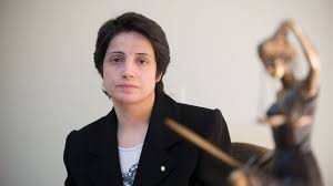 PierreYDurand's tweet photo. Iran’s Constitution grants everyone the right to be represented by a lawyer of their choosing. Funny how human rights lawyers tend to be arrested if they insist on being lawyers, not puppets.
#RightToDefence #NasrinSotoudeh #ZeynabTaheri #FreeNasrin #FreeZeynabTaheri https://t.co/iImwc9xycy