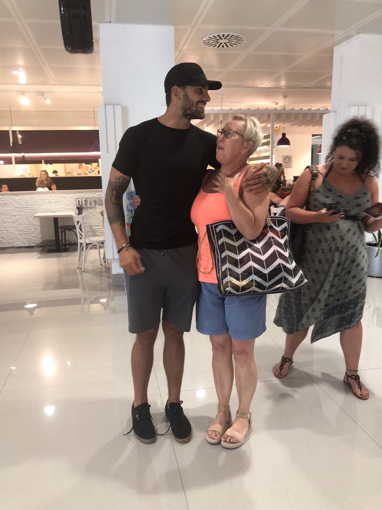 if this isn’t the look of love i don’t know what is!  <a href="/theadamcollard/">Adam Collard</a> my mum wants to marry you?! 😍🤣