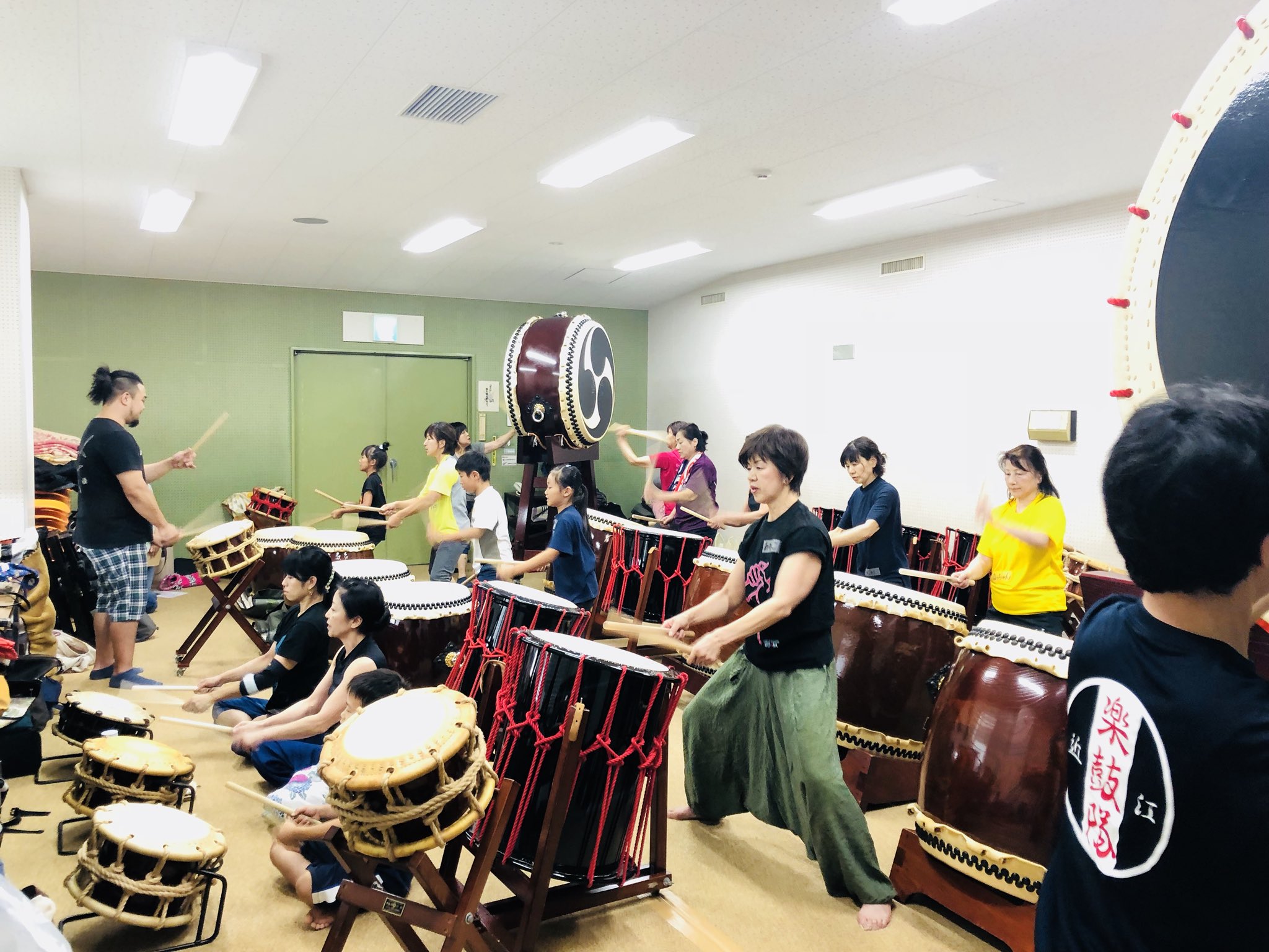 太鼓笑人めでたい 半年かけてのプロジェクトがついに実現 交流のある滋賀県の和太鼓チームの方々が東京まで来てくださり めでたい 風だまりのメンバーと一緒に合同曲練習をしました まさに 手と手を 取り合って 皆で協力し合って1日で完成 O 太鼓笑人めでたい 半年かけてのプロジェクトがついに実現 交流のある滋賀県の和太鼓チームの方々が東京まで来てくださり めでたい 風だまりのメンバーと一緒に合同曲練習をしました まさに 手と手を 取り合って 皆で協力し合って1日で完成 O