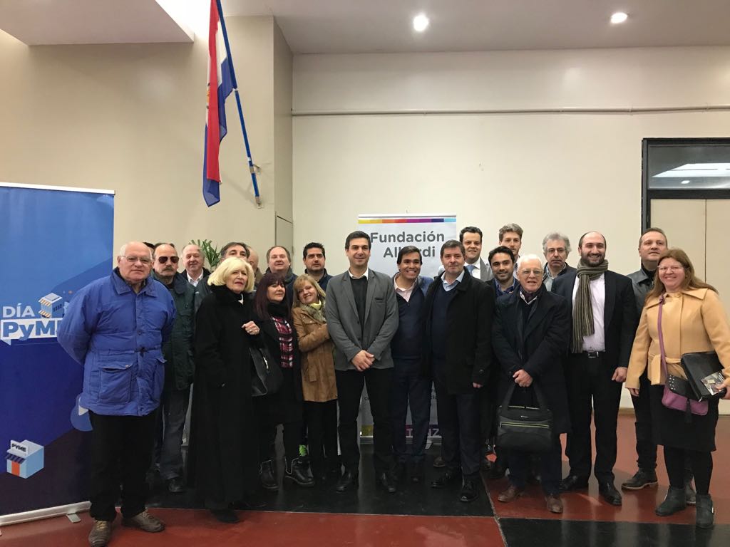 fundalberdi's tweet photo. El equipo de la fundacion alberdi ayer en el #DiaPyme junto a @alefinocchiaro @TizadoJavier @hernanberisso , fernando graso y daniel martinez en la @UnlamOficial https://t.co/EjsHGlaZo2