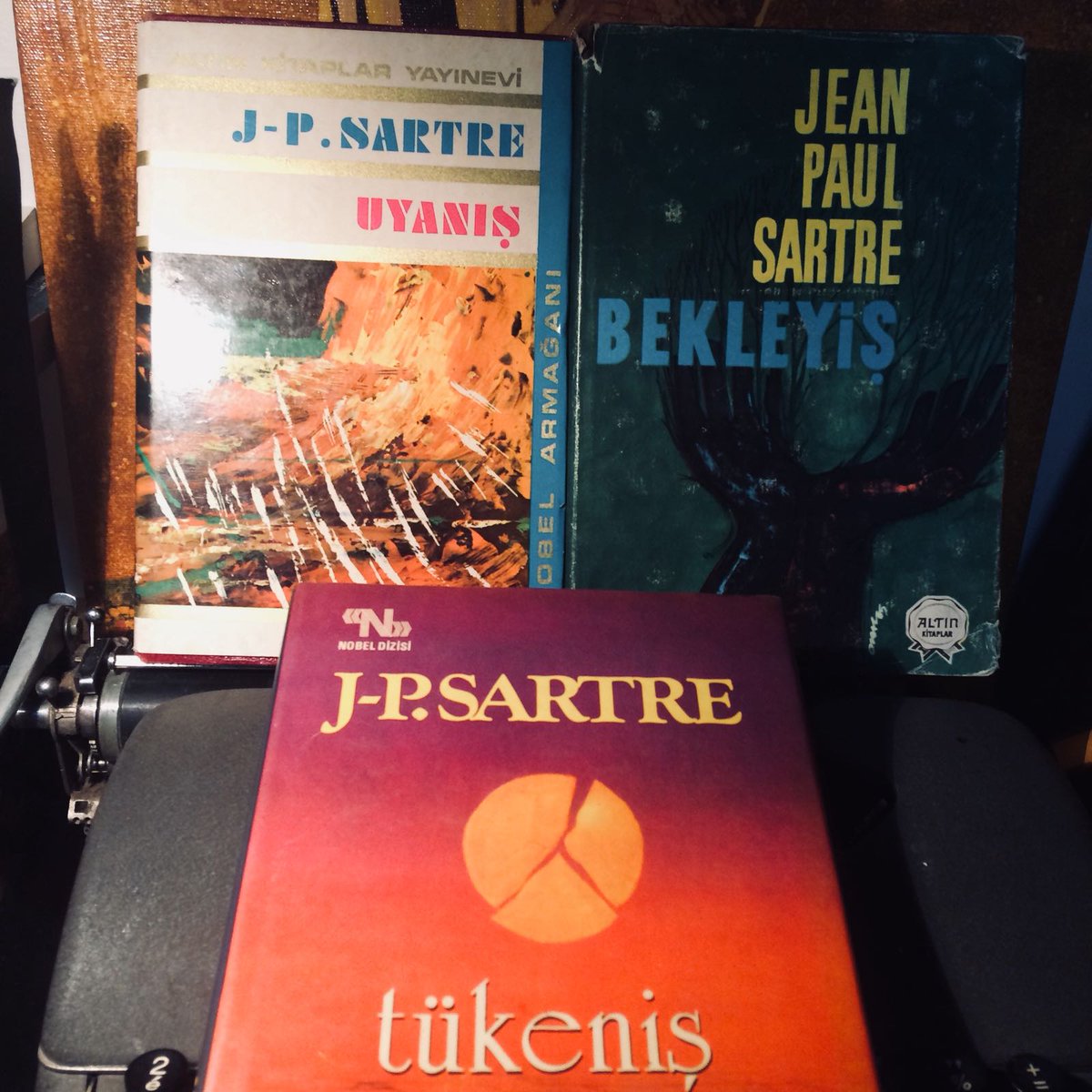 mrdalkey's tweet photo. 🎊 ÇEKİLİŞ ZAMANI 🎊
J. P. Sartre'ın Özgürlük Yolları adlı yapıtının üç cildi birden eski baskı ve karton kapaklı haliyle sizlerle. Kitapları kazanmak için bu tweeti rtleyip bizi takip etmeniz yeterli. Beklerken https://t.co/tdOXX86scl sayfamıza bekleriz. 💥 https://t.co/aJ5PubC6Qc
