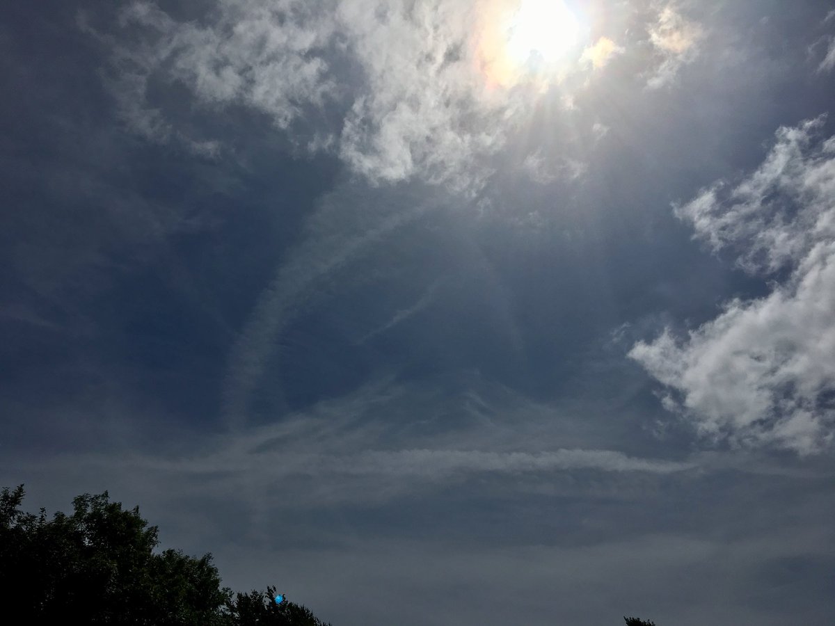 Just more of them straight line clouds, nothing to worry about !! #Geoengineering