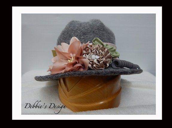 debbiesdesign's tweet photo. https://t.co/DwLpW735yw This classic women's wool felted cloche hat has been designed using the highest quality materials. I used Paton's wool roving in two shades of gray with light blush accents.  This hat has been designed with a stiffened wide brim and a pleated crown. https://t.co/2wjs0GXOIx