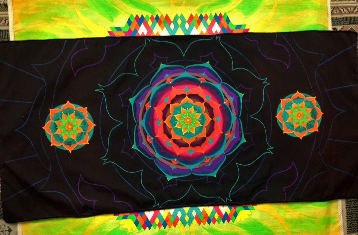 Thatness6's tweet photo. Some UV works, Farzad, 2017 #UVColors #BlackLight #painting #mandala #mandalas #thatness #thatnessart #Thatness_art #Namaste #PeaceAndLove #Peace https://t.co/2fO8JDFrfP