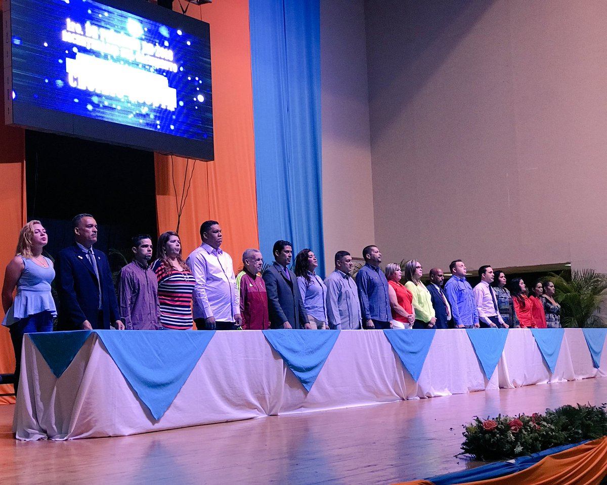Omar_PrietoPSUV's tweet photo. #Ahora Acompañamos en su acto de graduación a los nuevos bachilleres de San Francisco junto al alcalde @DirwingsSF 
Hace ocho años, empezamos este bonito esfuerzo y hoy continúa con más emoción y compromiso en el apoyo a la Generación de Oro
#Educacion #Graduaciones https://t.co/VcB9fk5Uug