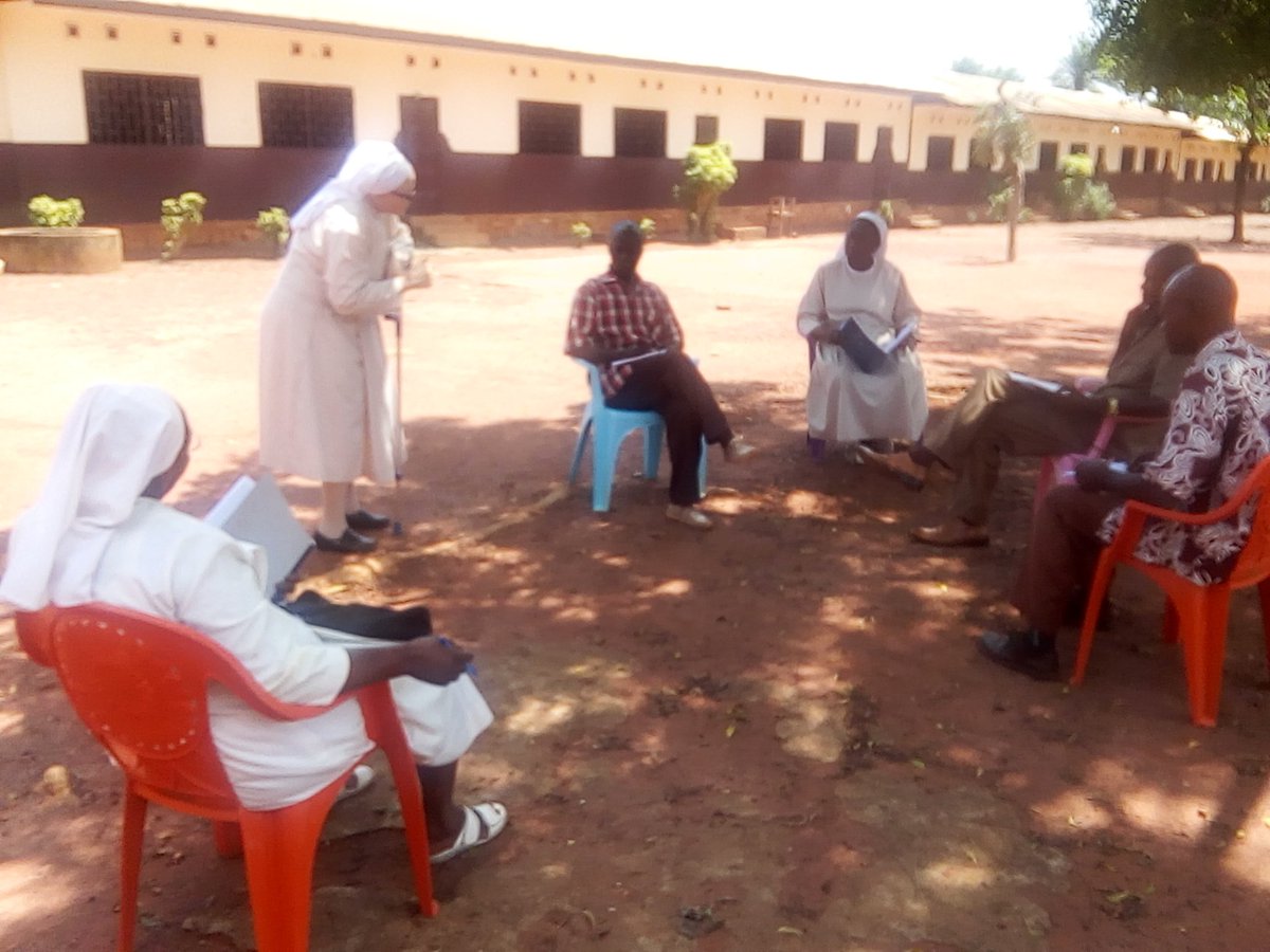 Du 15 au 21 juillet, j'ai eu du plaisir en animant la session de formation des cadres des œuvres éducatives de la Congrégation des Sœurs de Saint Paul de Chartres de la République Centrafricaine. La RCA passe un moment difficile; l'avenir est dans l'éducation de la jeunesse!
