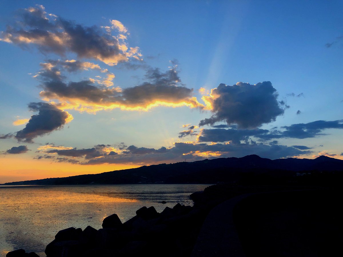 PICTO1006's tweet photo. 夕陽ほど心を落ち着かせてくれるものはない
#夕陽 #ファインダー越し私の世界  
#写真好きな人と繫がりたい https://t.co/QF2kPMXz06