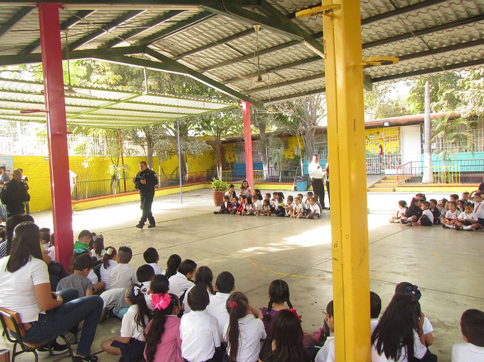 Prevencion_Sin's tweet photo. Jardín de Niños “Club Activo 20 30” conocieron algunas de las funciones de los elementos de seguridad de la Policía Estatal Preventiva, a través del #Diálogo ‘Conoce a tu Policía’ y al grupo canino K-9 🐶 de nuestra corporación como parte del #ProgramaPreventivo de #ValorArte https://t.co/jp4xJ5s2jh