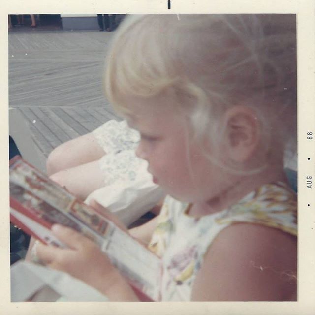 TVAmy's tweet image. See… I haven’t always been obsessed with my phone #predevices #TheOldenDays ift.tt/2vrMWtb
