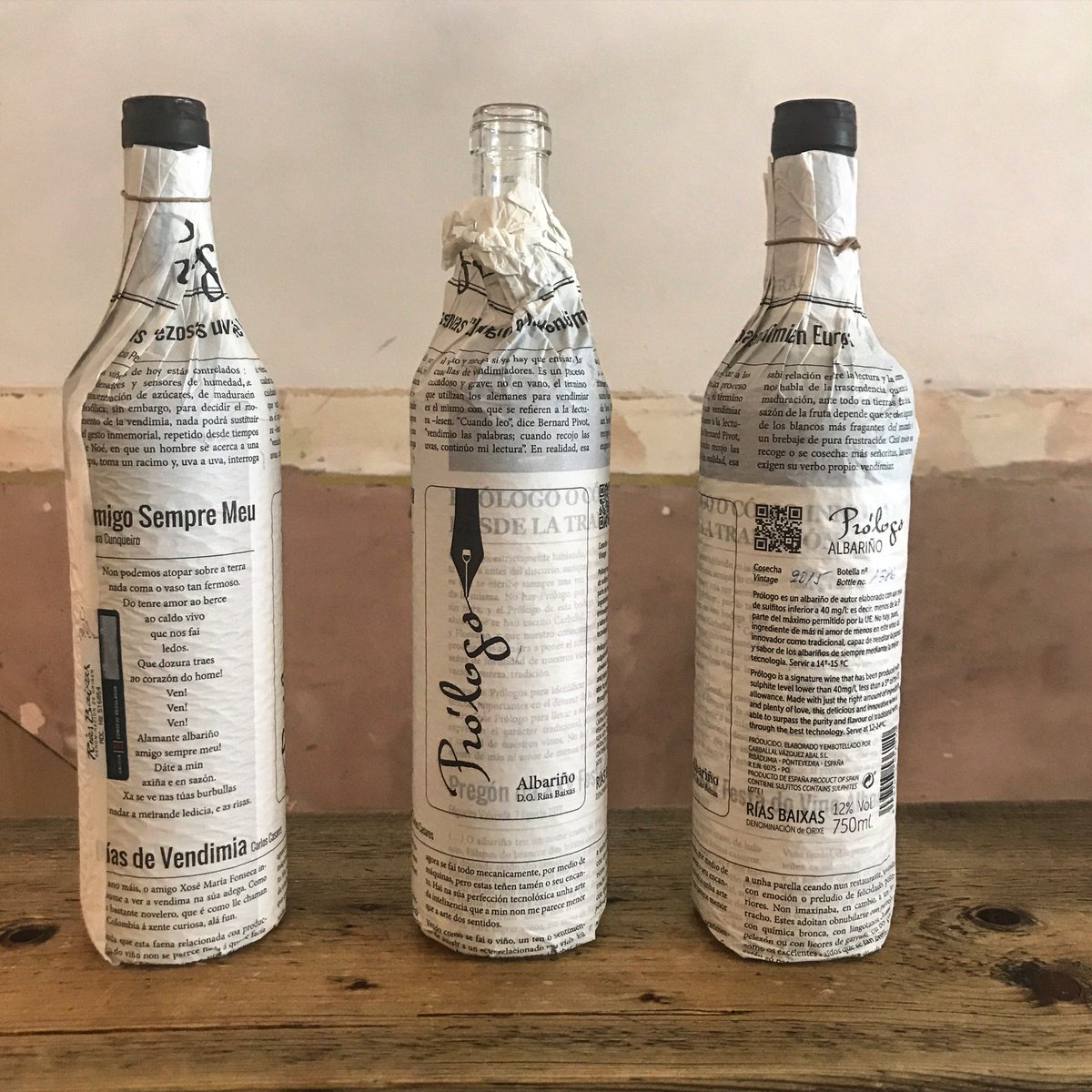 Obsessed with this Prólogo 2015 - a fresh and mineral #Albariño from @bodegascarballal located in Galicia. Carrying on an old tradition, the bottles are wrapped in newspaper 🗞 #riasbaixas #galicia #albariño #trangallán #limitededition #newingtongreen #n16 #naturalwine #galicia
