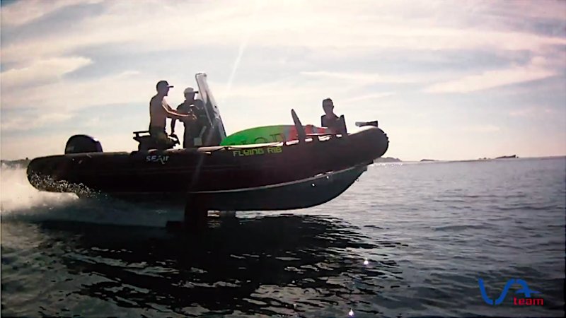 SEAirFrance's tweet photo. [#SEAirTour2018] En juin 2018, @SEAir_France était à La #SemaineAffoilante  de @VilleDeFrejus avec son #FlyingRIB. Frédéric Monsonnec de la #teamLSA a réalisé un joli film encore inédit, avec @bertrandcastel et team #HorueMovie https://t.co/PzThhVEvaq #readytoFly #Surfoil #SEAir https://t.co/joglHceVoJ