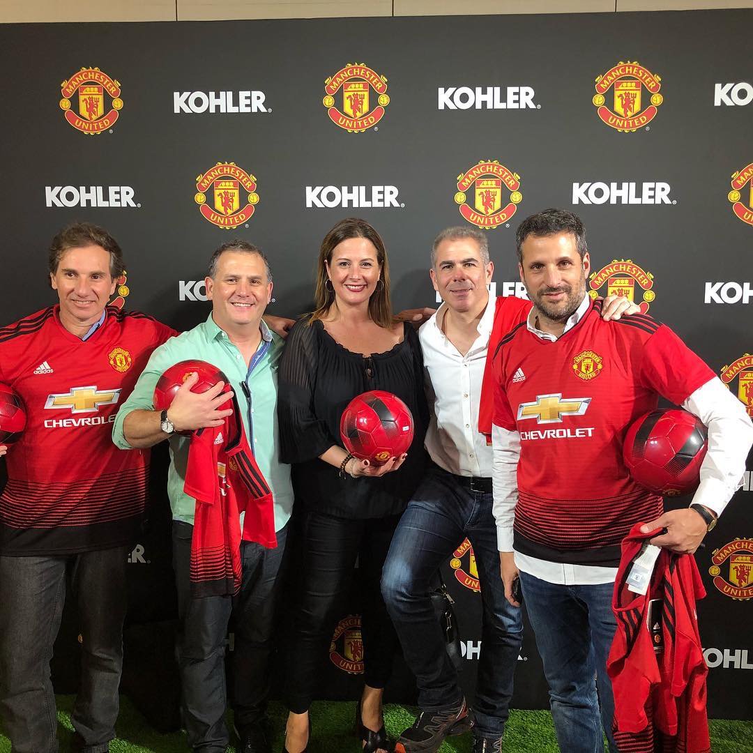 BerciaArq's tweet photo. Excelente team de Chile posando con las nuevas camisetas del #ManchesterUnited #kohlerlatinam #kohlerunited #Bercia #Kohler https://t.co/FKnPHvDKCx