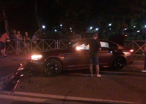 FansHotline24's tweet photo. Форвард сборной России Фёдор Смолов попал в ДТП. Инцидент произошёл в ночь на 1 августа в Краснодаре.

По данным источников, Фёдор был за рулём автомобиля BMW M5 First Edition. Стоимость автомобиля начинается от 8,9 млн рублей. В результате аварии никто не пострадал. https://t.co/eNnzMvbvfd