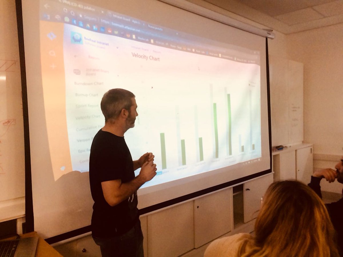 FormacionUXDI's tweet image. Los alumnos en pleno Módulo#4 donde vimos Modelos de Diagnóstico UX en las organizaciones, Gestión de Proyectos con Agile &amp;amp; Lean, Métricas en base a KPIs, y realizamos una Sesión de Scrum, para luego detectar la velocity de cada equipo. #UXmetrics #KPIs #Scrum #Kanban #LeanUX