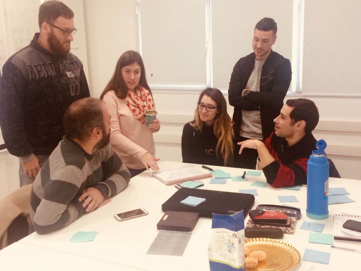 FormacionUXDI's tweet image. Los alumnos en pleno Módulo#4 donde vimos Modelos de Diagnóstico UX en las organizaciones, Gestión de Proyectos con Agile &amp;amp; Lean, Métricas en base a KPIs, y realizamos una Sesión de Scrum, para luego detectar la velocity de cada equipo. #UXmetrics #KPIs #Scrum #Kanban #LeanUX