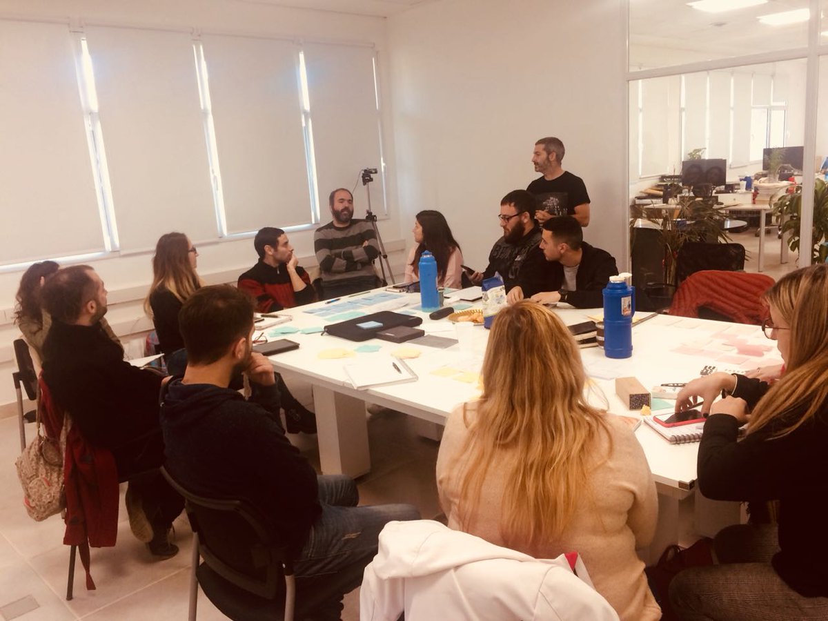 FormacionUXDI's tweet image. Los alumnos en pleno Módulo#4 donde vimos Modelos de Diagnóstico UX en las organizaciones, Gestión de Proyectos con Agile &amp;amp; Lean, Métricas en base a KPIs, y realizamos una Sesión de Scrum, para luego detectar la velocity de cada equipo. #UXmetrics #KPIs #Scrum #Kanban #LeanUX