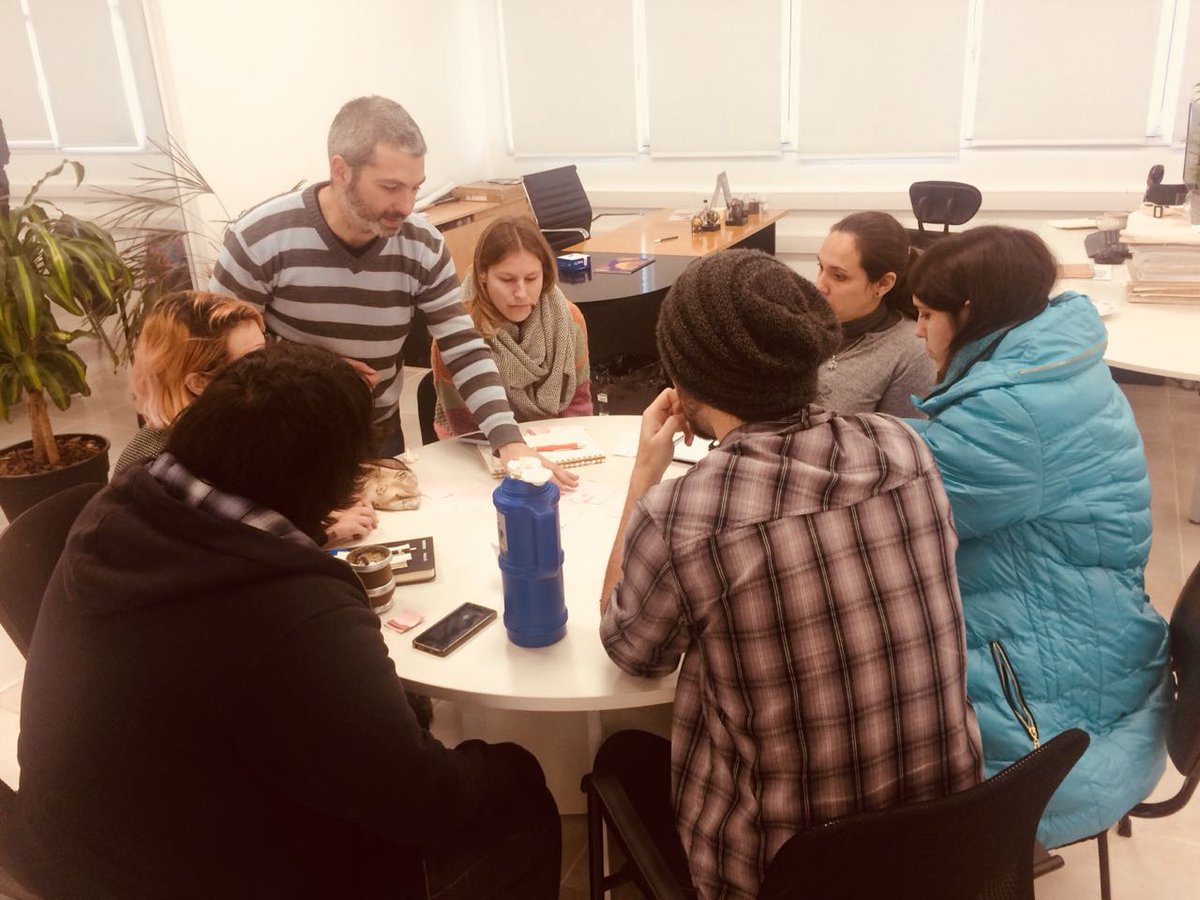 FormacionUXDI's tweet image. Los alumnos en pleno Módulo#4 donde vimos Modelos de Diagnóstico UX en las organizaciones, Gestión de Proyectos con Agile &amp;amp; Lean, Métricas en base a KPIs, y realizamos una Sesión de Scrum, para luego detectar la velocity de cada equipo. #UXmetrics #KPIs #Scrum #Kanban #LeanUX