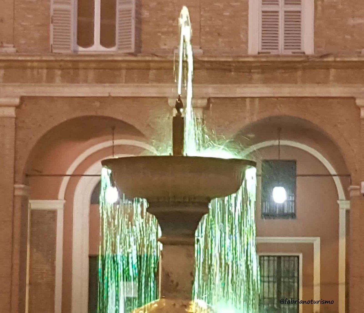 Di notte la #fontanaSturinalto regala incredibili giochi di acqua e luce!!!!😍
#destinazionemarche #fabrianoturismo #fabriano