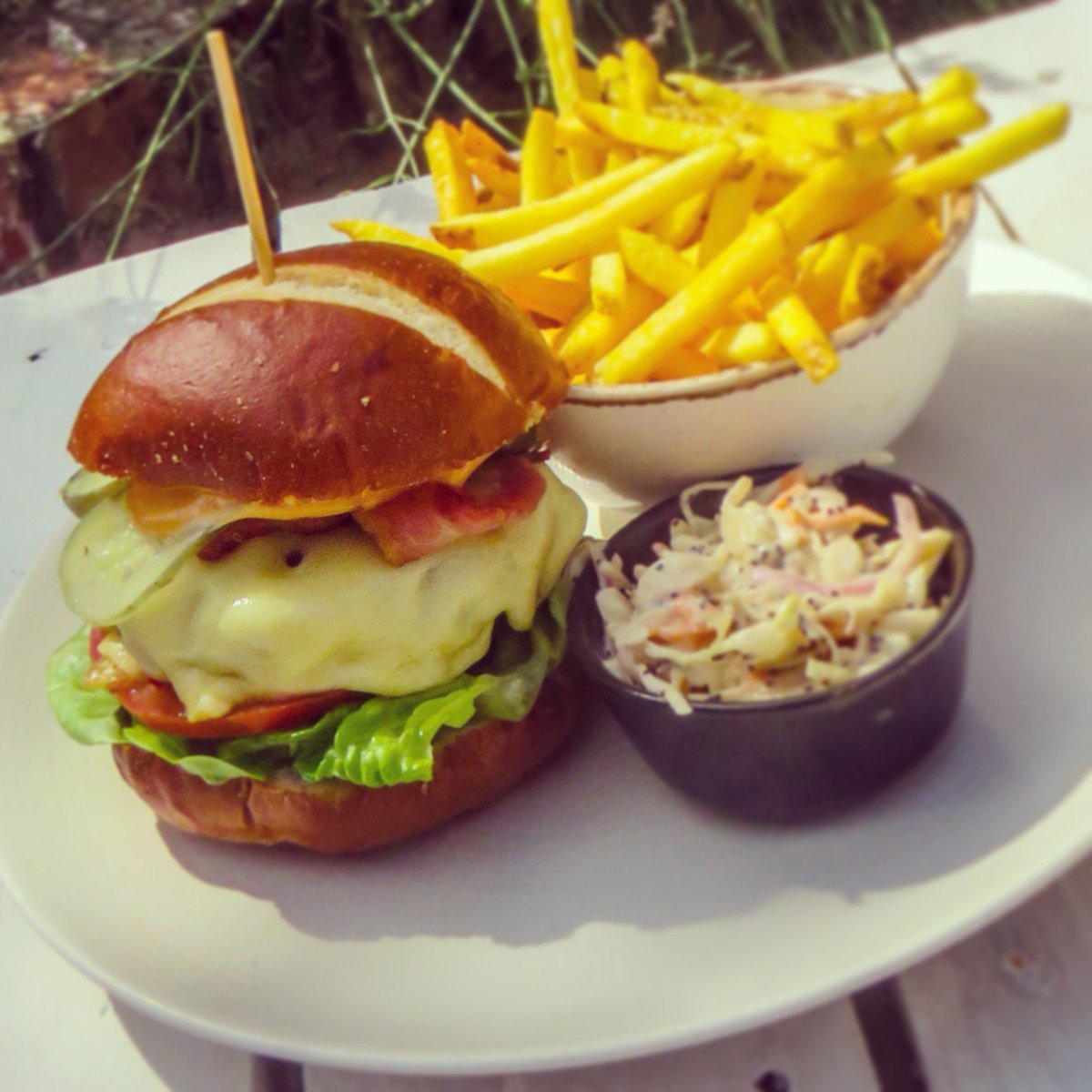 Join us for a beautiful Friday Lunch!! 🍴🍻