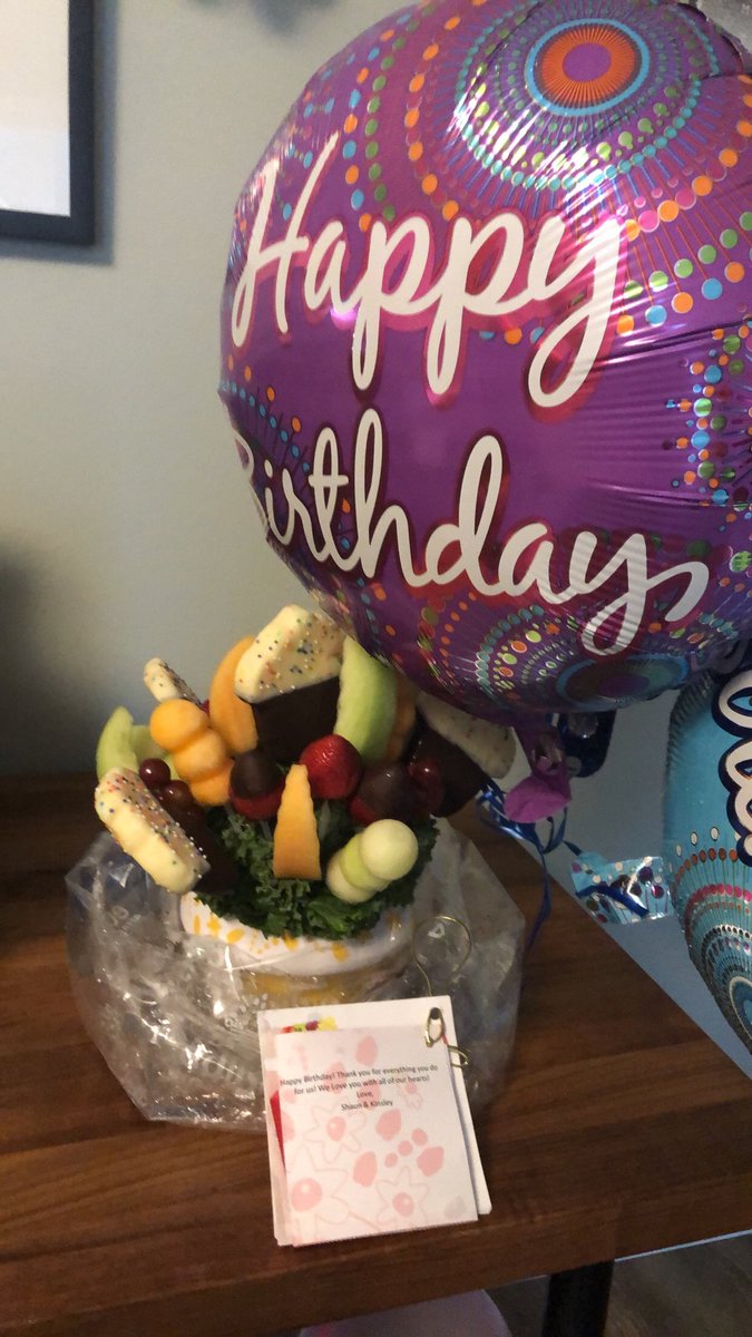 JJONES_9's tweet photo. Shaun just had an edible arrangement delivered to my work &amp; ive never been so happy 😘😋😍❤️#heknowsthewaytomyheart https://t.co/9DSvFhCORm