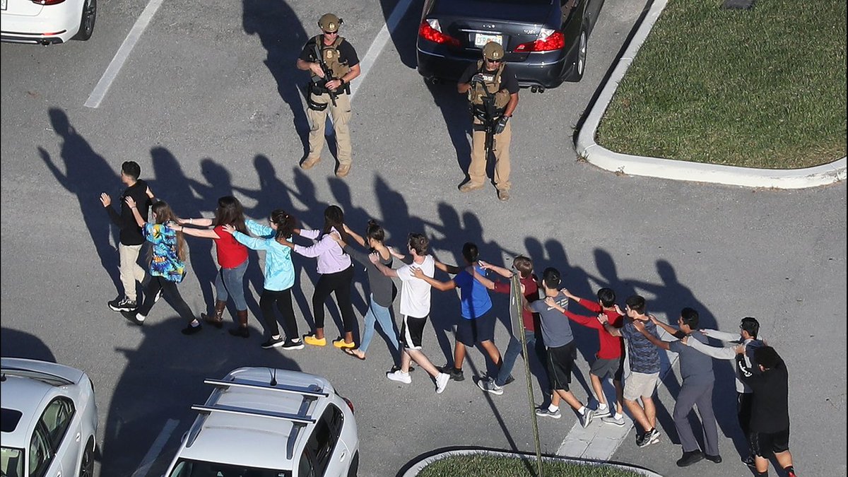 #BREAKING Broward County Public Schools suspends internal review of MSD massacre bit.ly/2LKAD67?utm_so… https://t.co/mW2iFokRSY